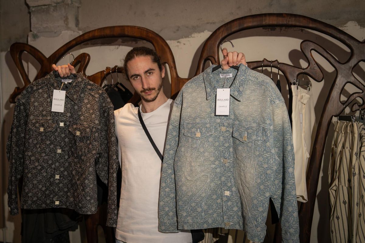 Barcelona 27/03/2025 Gente. 6ª Barcelona Fashion Foward 4 diseñadores finalistas de la edición, pueden vender sus colecciones en la pop up store de Lynk and Co de Passeig de Gràcia amb Consell de Cent. PERSONA: Ugo Boular. PERSONAJE: 4 diseñadores de la Barcelona Fashion Foward. AUTOR: MANU MITRU