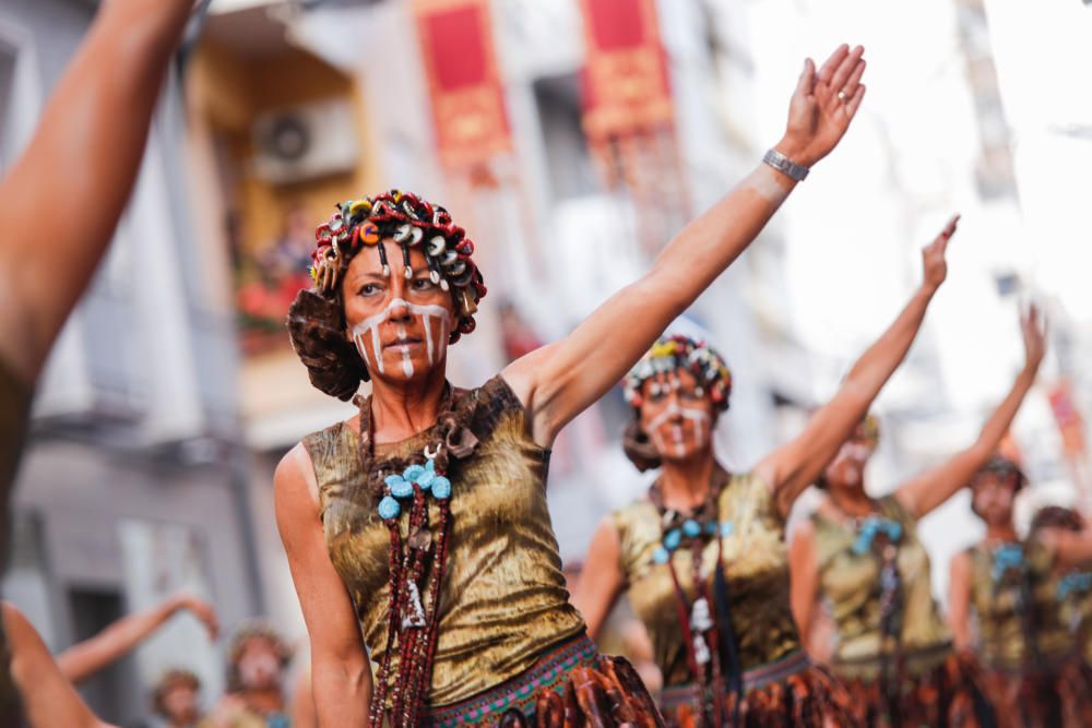 El bando de la media luna ofreció un majestuoso espectáculo en el segundo gran desfile de los Moros y Cristianos de la ciudad