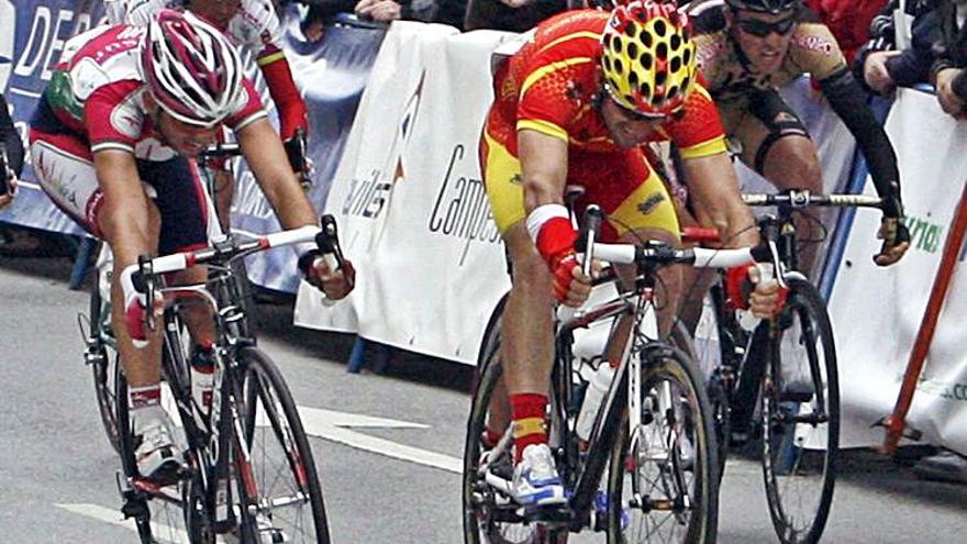 Joaquín Sobrino, en 2010 entrando como ganador en la meta de Avilés