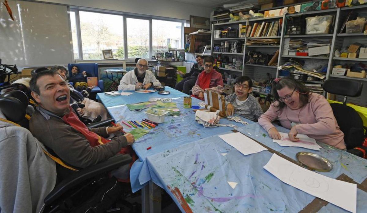 Un hombre y el monitor,
 trabajan en una obra. 
|  Pablo H. Gamarra