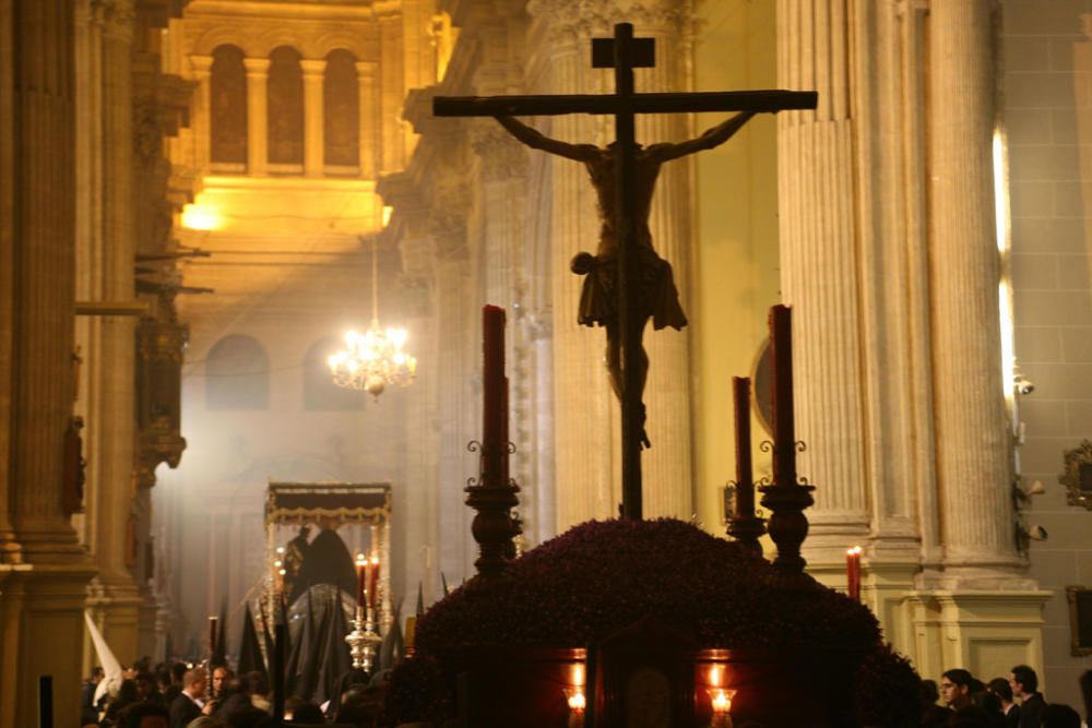 Viernes Santo de 2007. Tres cofradías encuentran refugio en la Catedral tras ser sorprendidas por la lluvia.