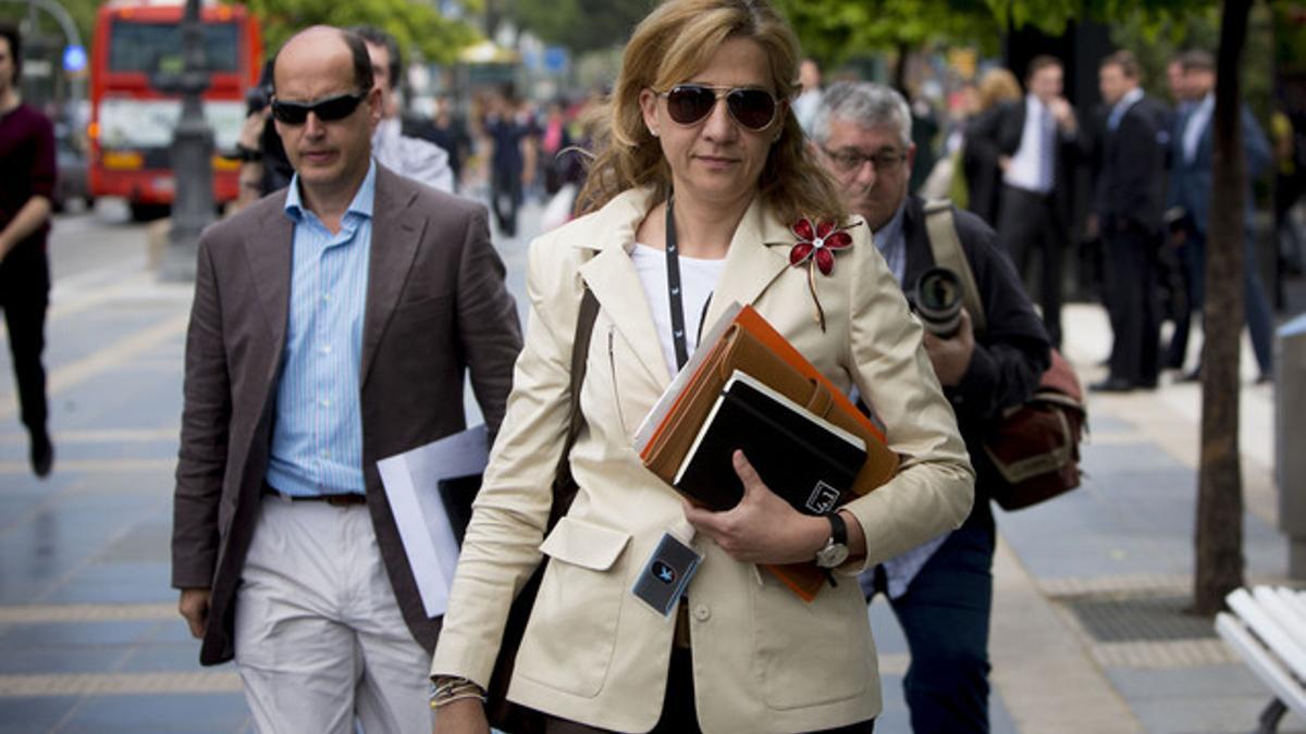 La infanta Cristina, el pasado 7 de mayo, en la Diagonal, tras salir de su trabajo en La Caixa.