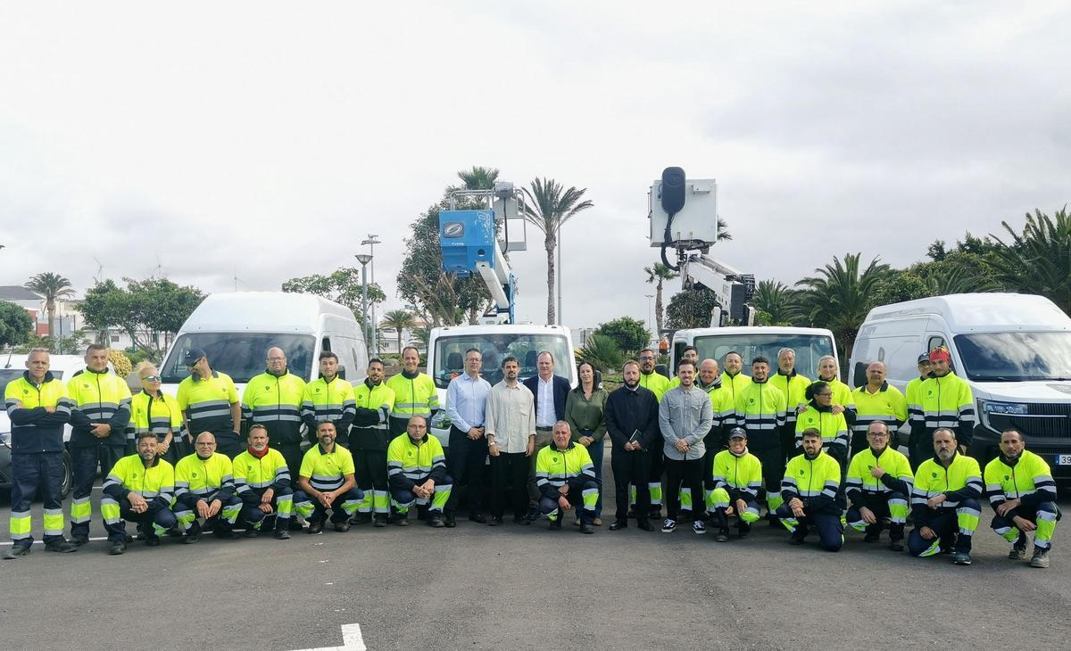 Presentacion del equipo de mantenimiento de parques de Agüimes con la nueva maquinaria.