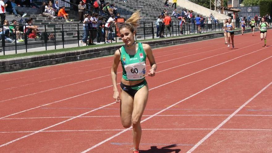 Daniela García en su esprint final en los 400 lisos.