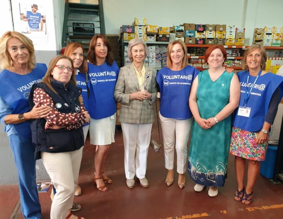 Doña Sofía visita el Banco de Alimentos de Vigo