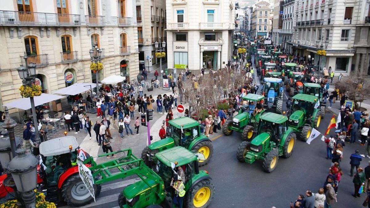 Manifestantes con tractores por el centro de Granada, esta tarde.