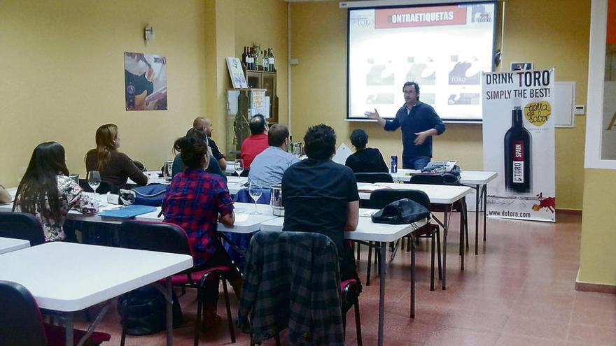 Castro, de pie, explica las peculiaridades de la DO a sumilleres. Foto