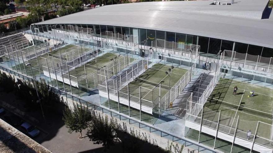 Vista de las pistas de pádel del centro deportivo.