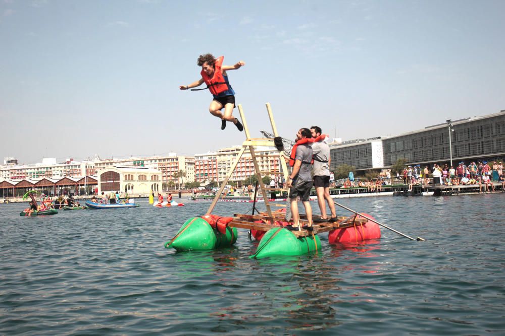 Regata de barcos locos en La Marina de València