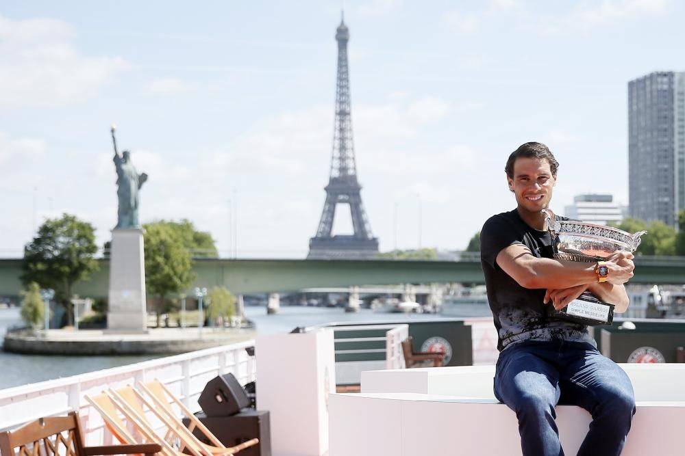 Nadal posa con su décimo trofeo de Roland Garros junto a la Torre Eiffel