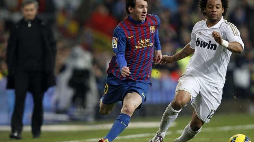 Mourinho, al fondo, observa una disputa entre Messi y Marcelo, en un Real Madrid-Barcelona en el Bernabéu.