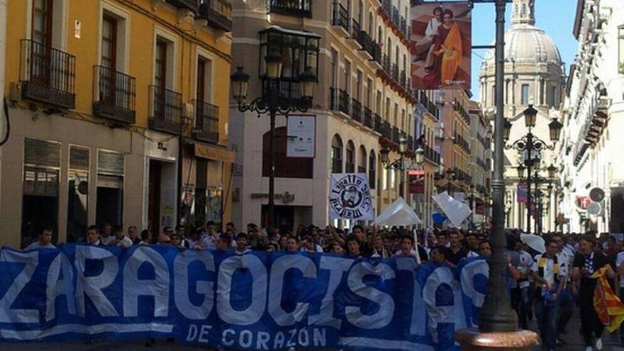 El zaragocismo toma las calles para forzar la salida de Agapito Iglesias