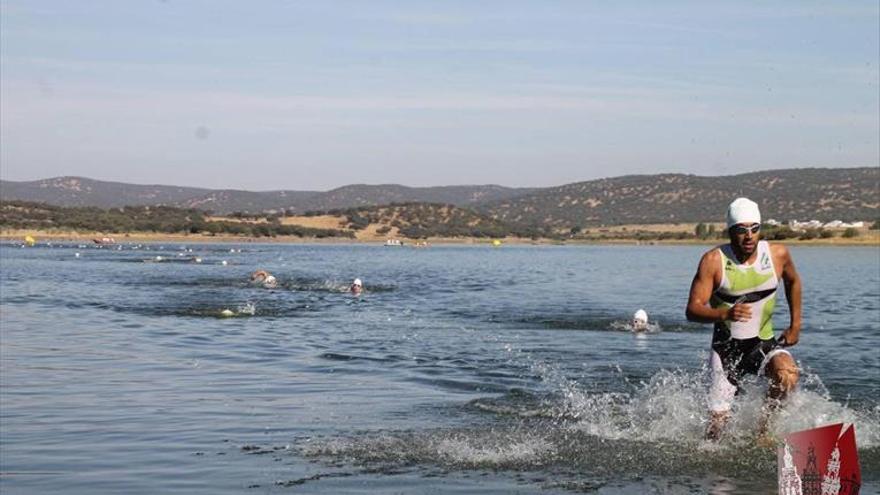 El Triatlón Ciudad del Temple mide la forma de los especialistas extremeños