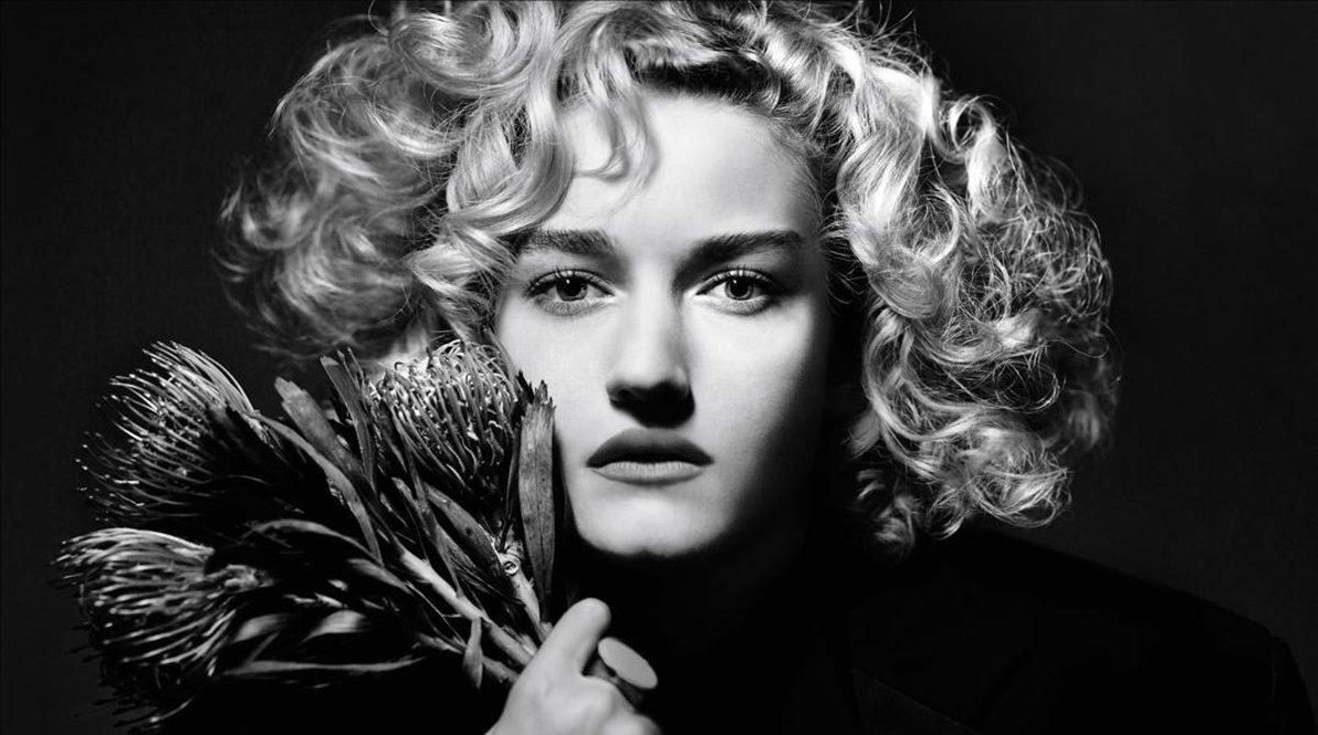 La actriz Julia Garner posa para el calendario Pirelli 2019.