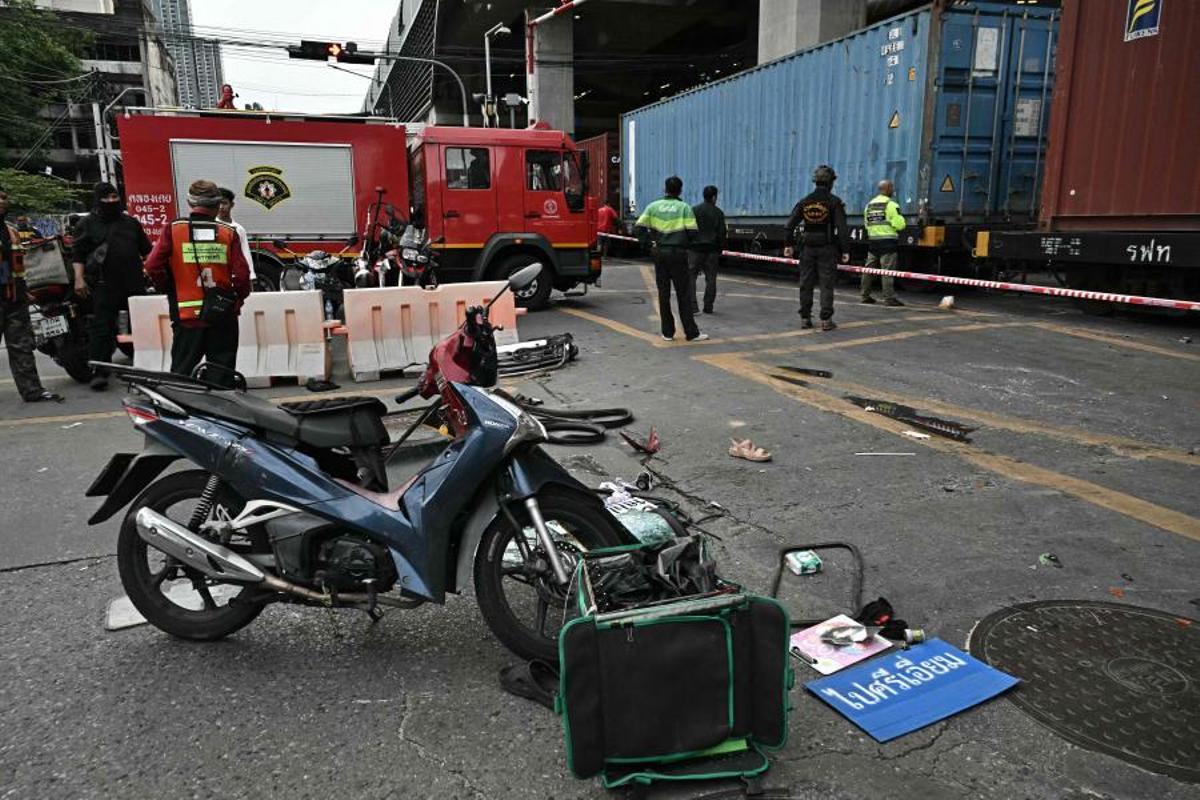 Imágenes del accidente entre un tren y un autobús en Bangkok, que ha dejado al menos ocho muertos y 25 heridos después de que el vehículo se incendiara tras el impacto.