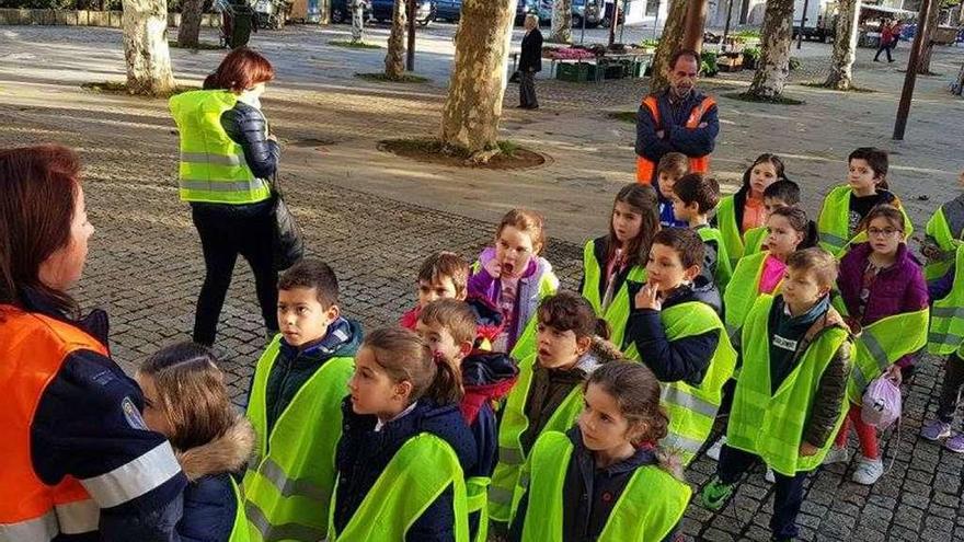 Alumnos de un colegio de Carral descubren cómo funciona el Concello