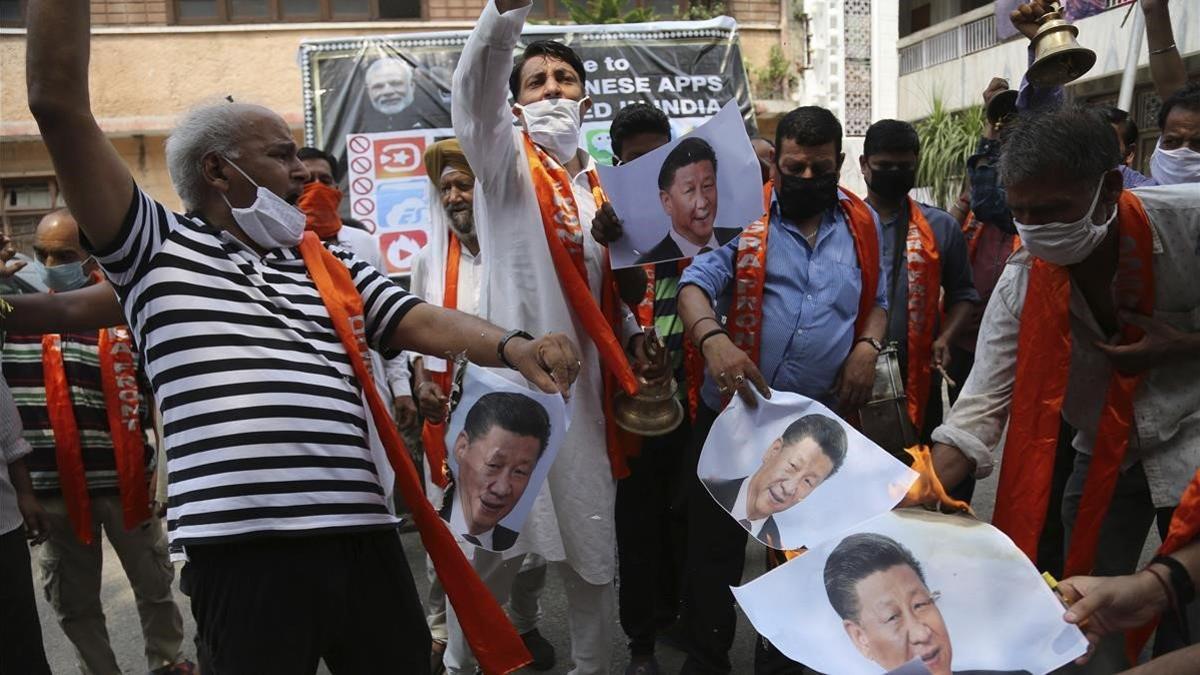 Manifestantes indios de Jammu queman fotos del presidente chino, Xi Jinping, el pasado miércoles.