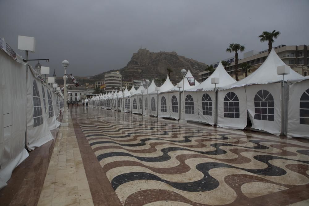 Imágenes del temporal de lluvia y viento en la playa del Postiguet en Alicante.