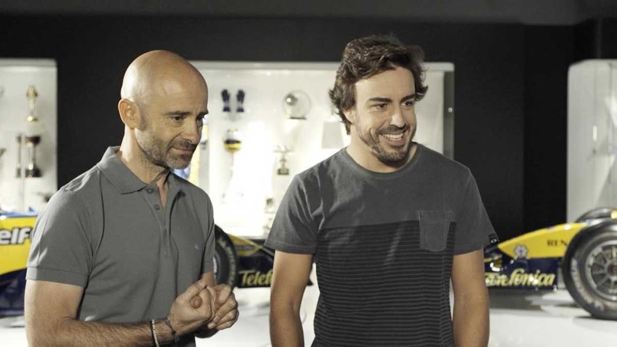 Antonio Lobato y Fernando Alonso, en una visita al museo del asturiano