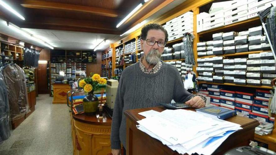 El comerciante pontevedrés Carlos Díaz en su histórica tienda, A Moda Dabaixo. // Gustavo Santos