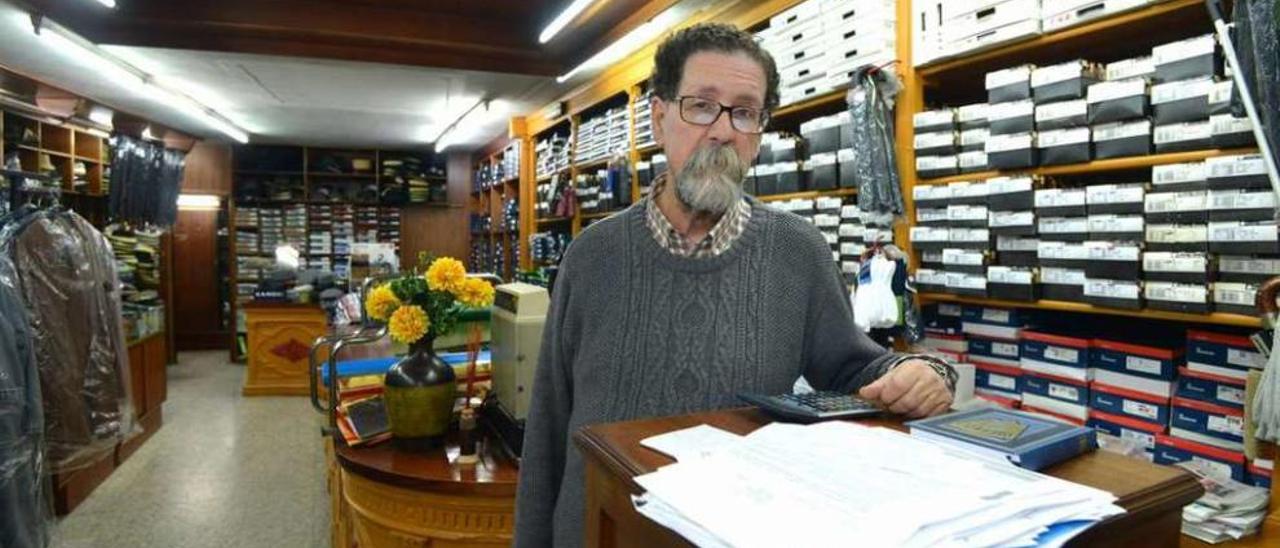 El comerciante pontevedrés Carlos Díaz en su histórica tienda, A Moda Dabaixo. // Gustavo Santos