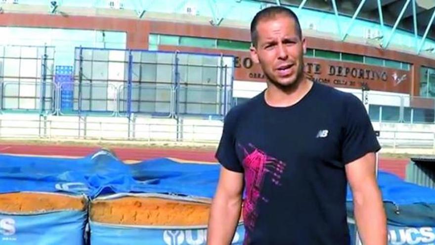 David Gómez, en el vídeo, junto a una colchoneta totalmente desgastada.