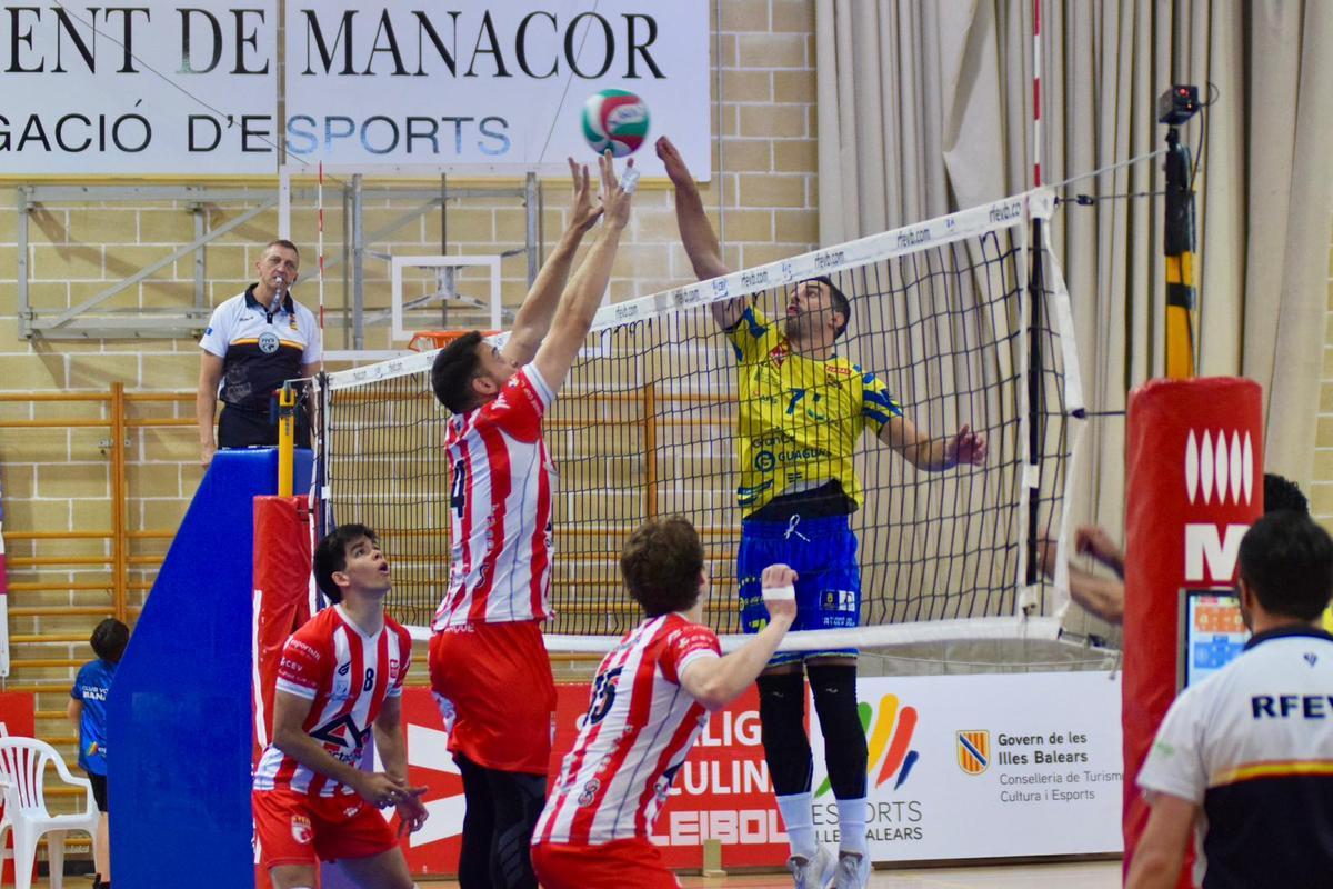 El central Gustavo Romaní disputa una acción en el partido de ida de semifinales contra el Guaguas en Manacor.