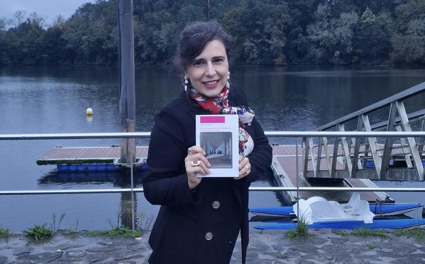 La tomiñense Natalia Jorge Pereira, doctora en Historia por la Universidade de Santiago, con uno de suss libros.