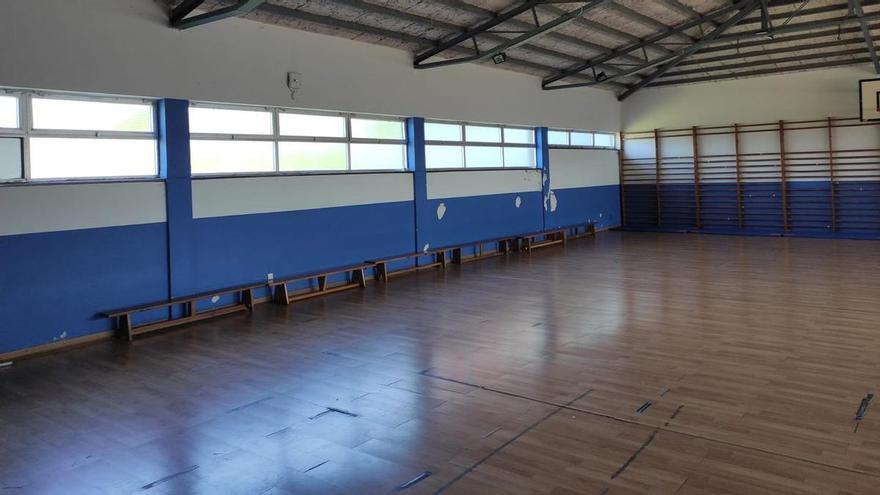 Familias del colegio "Campiello" de Piedras Blancas denuncian el mal estado del pavimento del gimnasio