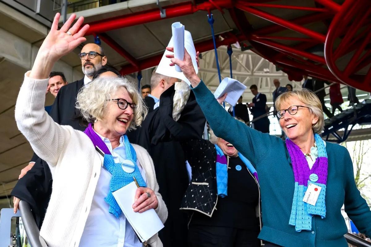 Activistas suizas celebrando su victoria en los tribunales de su país