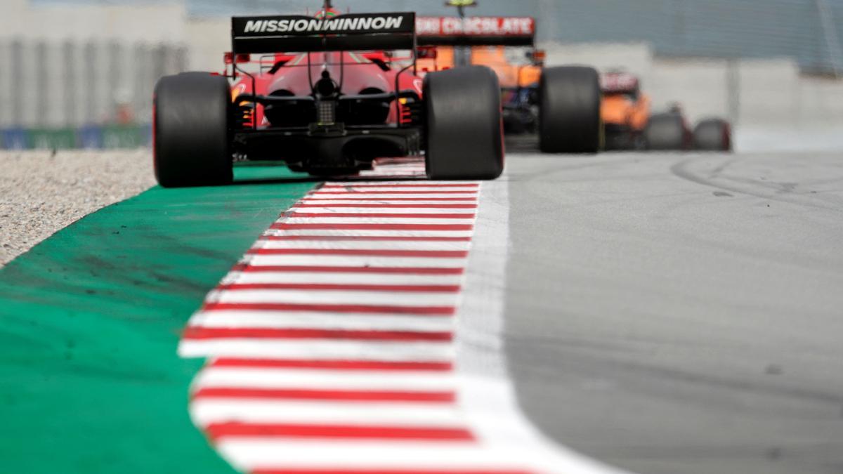 Hamilton reina en Montmeló con Sainz séptimo y Alonso decimoséptimo