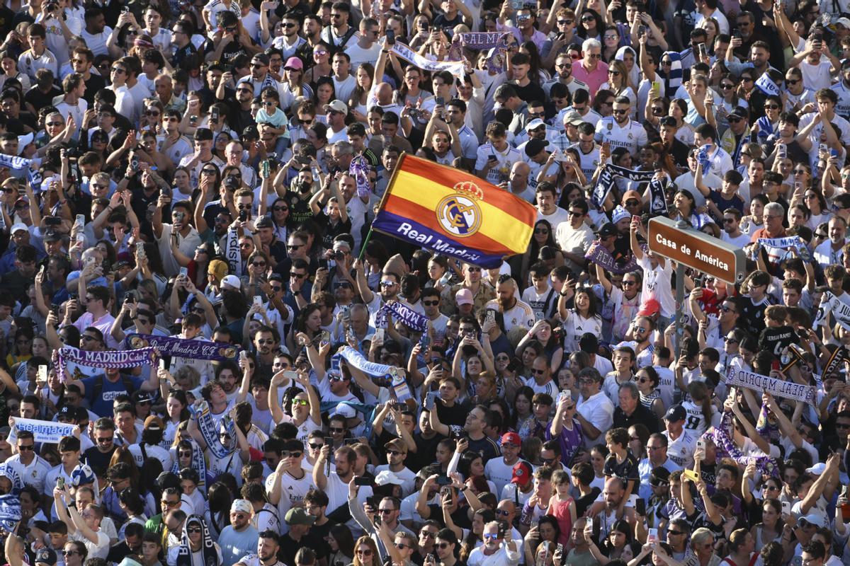 Miles de aficionados esperan la llegada de los jugadores del Real Madrid en la Plaza de Cibeles donde el equipo celebró con la afición su victoria en la final de la Liga de Campeones. 