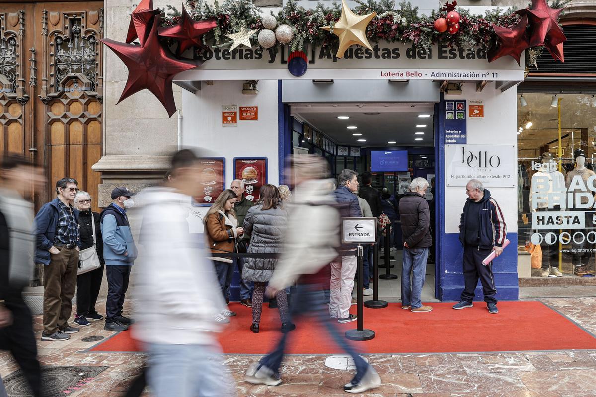 GRAFCVA1003. VALENCIA, 06/12/2025.- Los loteros tienen buenas expectativas en la venta de lotería del Sorteo del Gordo de Navidad a falta del empuje final, tras el bum de ventas que trajo la dana el año pasado en solidaridad con los afectados, y por el momento no han notado la existencia de ‘números estrella’ en las peticiones de clientes. EFE/Manuel Bruque