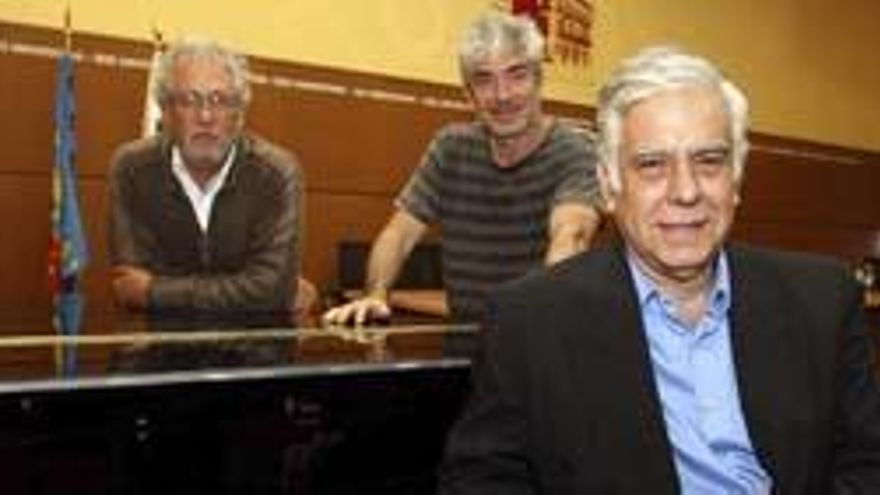 El escritor peruano Alonso Cueto (d);el argentino Marcelo Birmajer (c);y el colombiano Héctor Abad Faciolince posan hoy antes de participar en el congreso "El canon del boom"