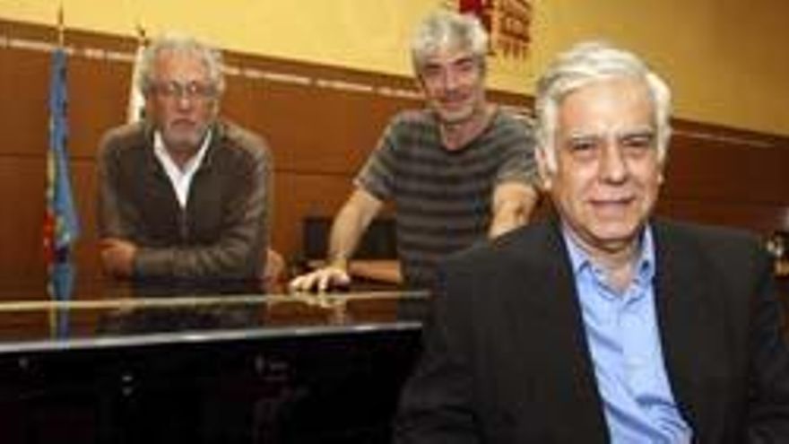 El escritor peruano Alonso Cueto (d);el argentino Marcelo Birmajer (c);y el colombiano Héctor Abad Faciolince posan hoy antes de participar en el congreso &quot;El canon del boom&quot;