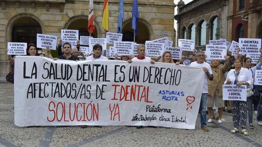 Un grupo de afectados, manifestándose a las puertas del Ayuntamiento el pasado 28 de junio.