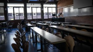 Un estudiante, en un aula de la UB.