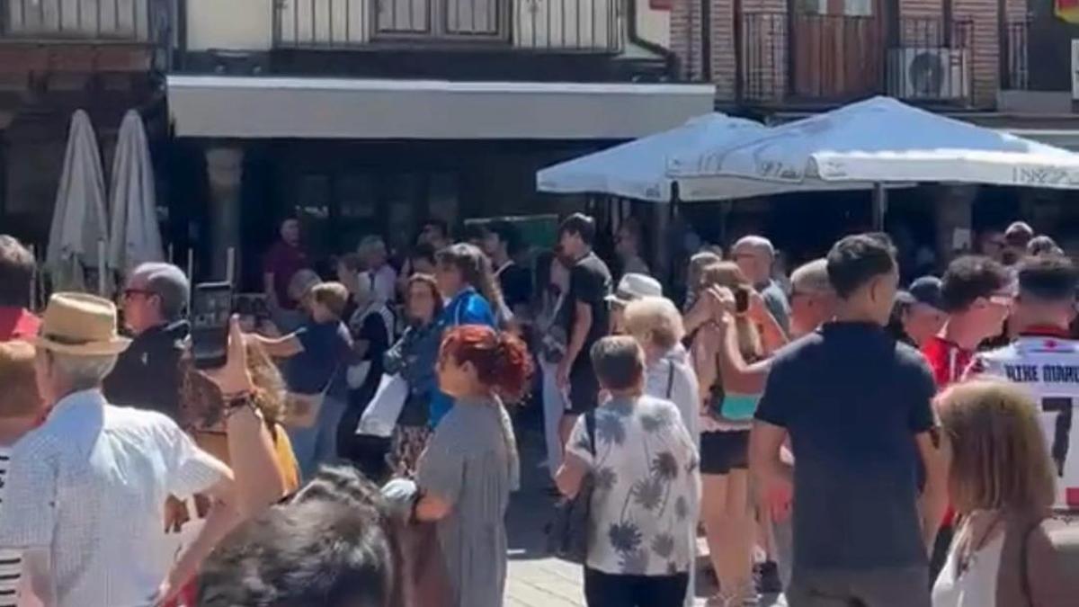 VÍDEO | Toro baila al ritmo de la charanga New Tocados