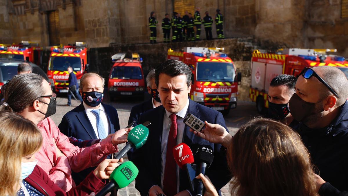 El alcalde de Córdoba, José María Bellido, atiende a los medios de comunicación durante la presentación de los nuevos vehículos de los bomberos.