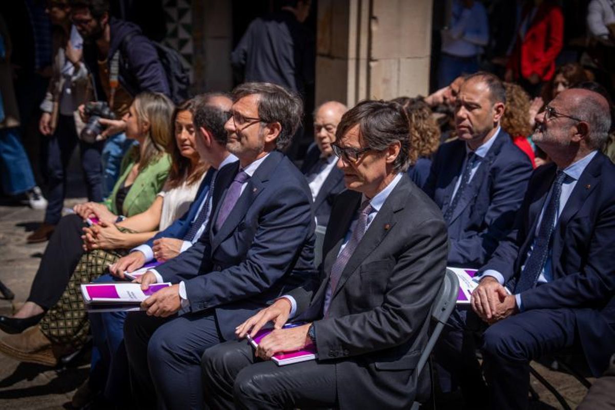 El president Salvador Illa con el conseller de Política Lingüística, Francesc Xavier Vila, durante la firma del Pacte Nacional per la Llengua El president Salvador Illa con el conseller de Política Lingüística, Francesc Xavier Vila, durante la firma del Pacte Nacional per la Llengua
