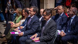 El president Salvador Illa con el conseller de Política Lingüística, Francesc Xavier Vila, durante la firma del Pacte Nacional per la Llengua