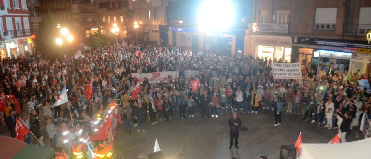 La manifestación de la Plataforma SOS Sanidade Pública fue una de las más multitudinarias de las celebradas en Vilagarcía.