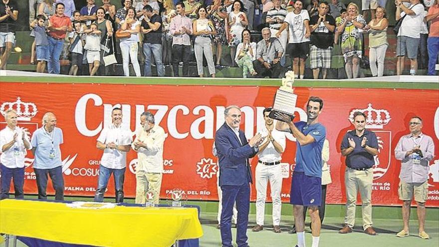 Matteo Viola levanta el trofeo de campeón del Open Cruzcampo