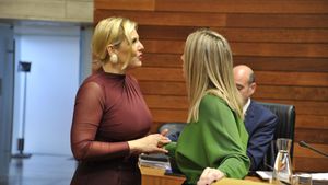 La consejera de Hacienda, Elena Manzano, junto a la presidenta de la Junta de Extremadura, María Guardiola
