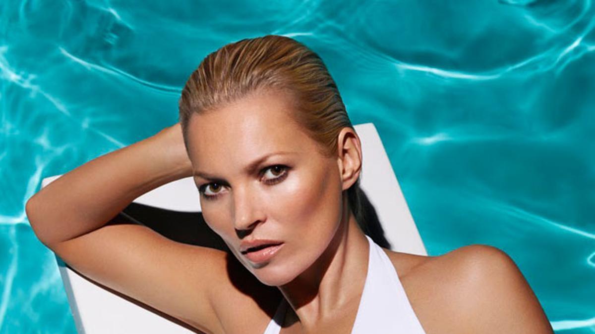 Kate Moss con bañador blanco