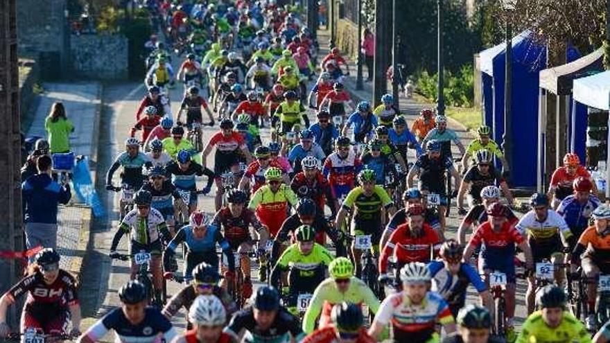 Javier Busto vence a 456 ciclistas en la prueba inaugural de Carballedo