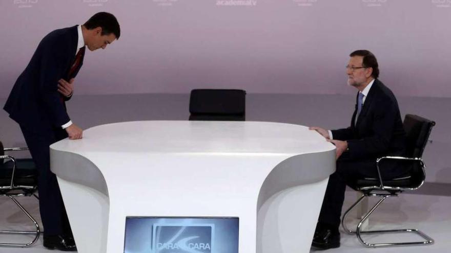 Pedro Sánchez, a la izquierda, se dispone a sentarse frente a Mariano Rajoy en la mesa del debate.