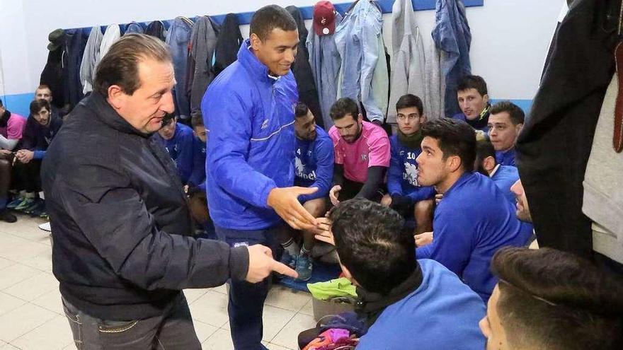 Domingo Freitas (izq.) presenta los componentes de la plantilla a Yago Yao. // Hernández