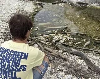 Llanes sigue esperando el permiso de Costas para frenar la muerte masiva de peces en San Antolín