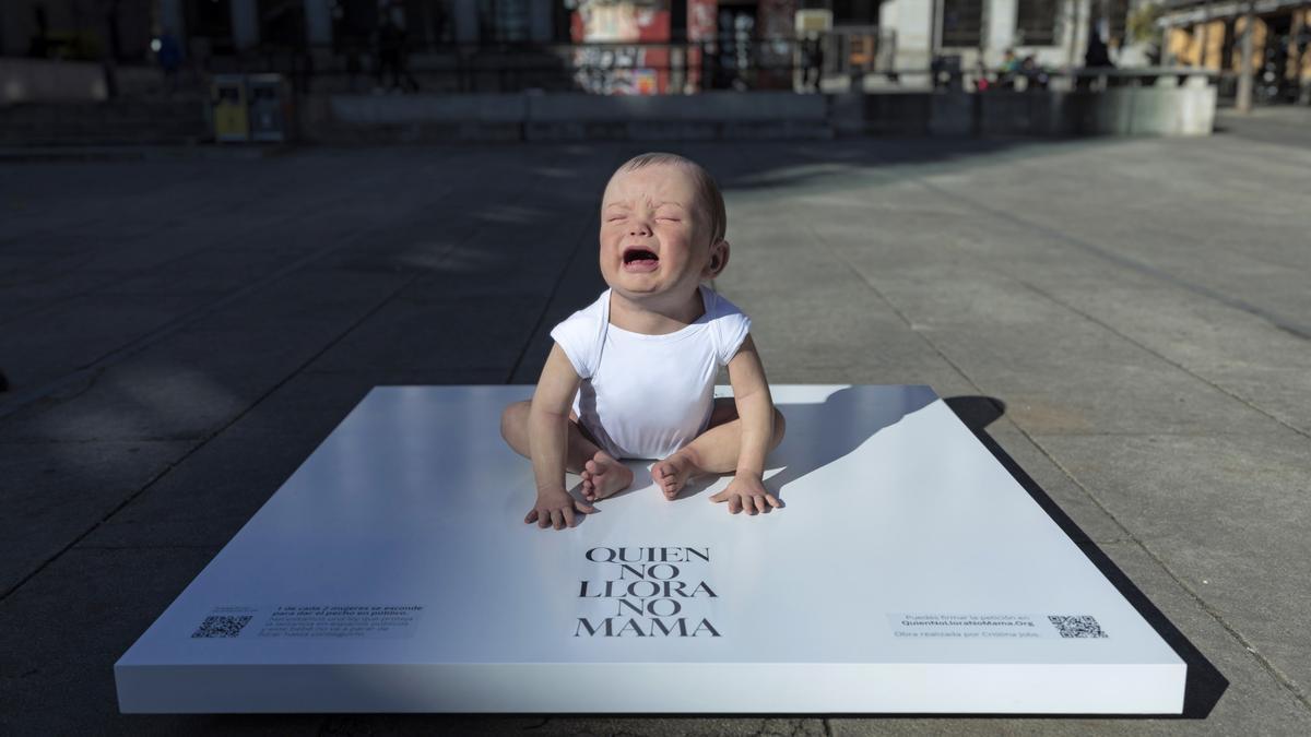 Escultura hiperrealista de un bebé situada en la plaza del Reina Sofía en el marco de la iniciativa &#039;Quien no llora, no mama&#039; de la organización Teta&amp;teta para pedir una ley que proteja la lactancia en público.